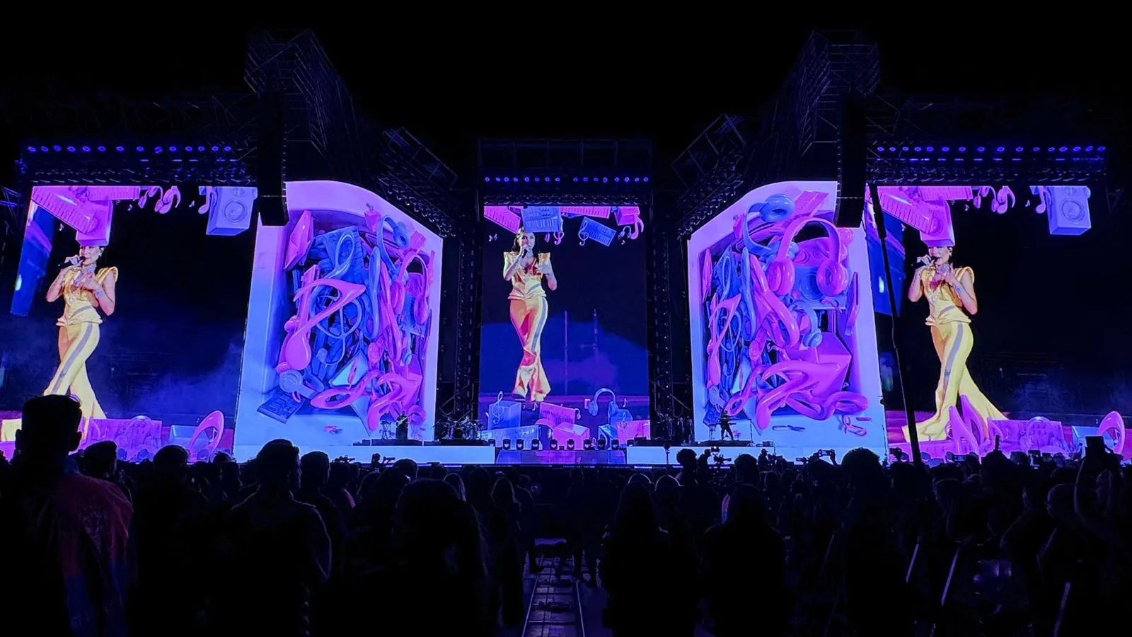 Escenario de gira con video e iluminación